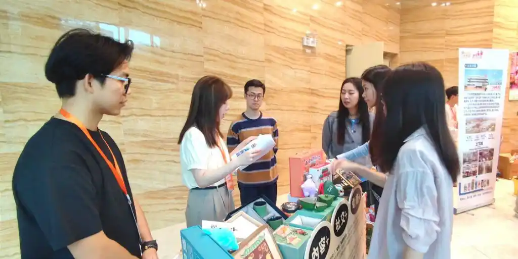 港澳青年参观了解创业集市现场。/禅城融媒记者贺勇 摄