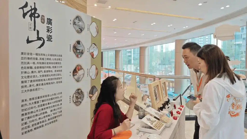 港澳青年在摊位前了解佛山传统文化。